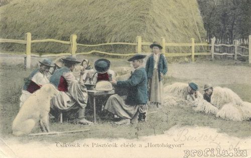 Csikósok és pásztorok ebéde a "Hortobágyon". Képeslap. Forrás: profila.hu