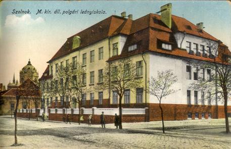 Az 1913-ban épült polgári leányiskola (képeslap, kepeslaptar.vfmk.hu).