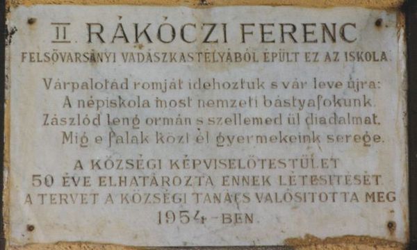 II. Rákóczi Ferenc-emléktábla, Rákóczifalva. Fotó: Kósa Károly, 1995.