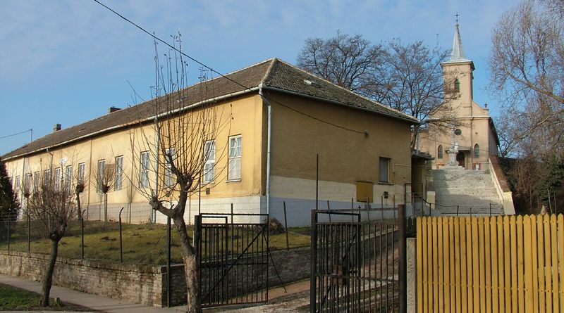 Az egykori szervita rendház és a kálvária-kápolna Törökszentmiklóson. Fotó: Kósa Károly, 2006.01.11.