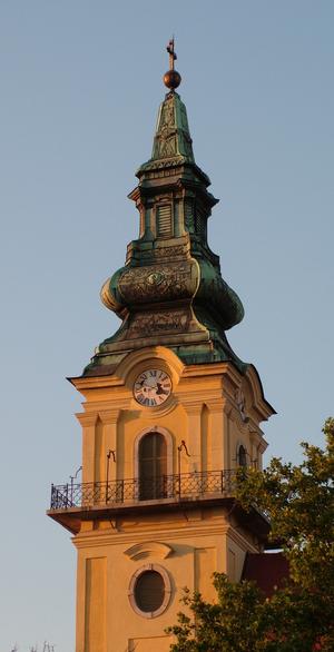 A szolnoki ferences (belvárosi) templom tornya a tűzőrök erkélyével. Fotó: Kósa Károly: 2005.06.22.