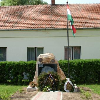 Trianon-emlékmű, Jászfelsőszentgyörgy. Fotó: Kósa Károly, 2010.06.11.