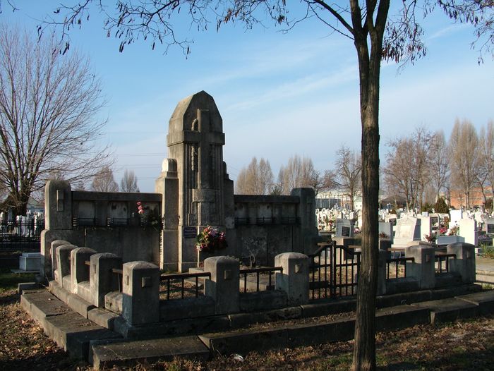 Kenéz Béla síremléke, Szolnok. Fotó: Kósa Károly, 2006.12.20.