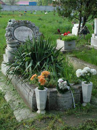 Király Árpád magy. kir. tüzérfőhadnagy (szül. Bogyoszlón 1895, vértanú halált halt 1919. év május 4-én) síremléke. Fotó: Kósa Károly.