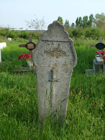 A lefelé fordított törrel jelölt sírok egyike. Fotó: Kósa Károly.