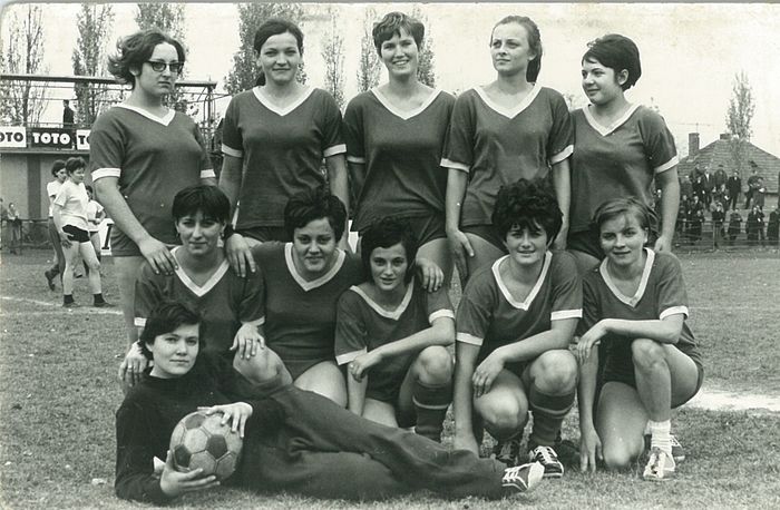 Az első női futtballcsapat Szolnokon.